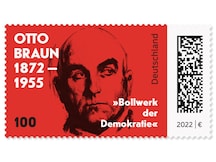 Porträt von Otto Braun auf leuchtend rotem Grund
