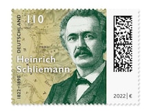 Porträt von Heinrich Schliemann vor historischer Landkarte mit Troja im Fokus