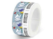 Ein aus Briefpapier gefalteter Vogel