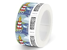 Maritime Szene mit Füller und Papierschiff