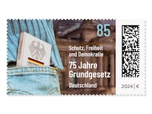 Aus der Tasche einer Bluejeans herausschauendes Buch des Grundgesetzes