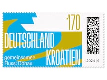 Weißes Schiff auf blauer Donau ockerfarbene Flusslandschaft