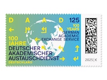 Schriftzug des Briefmarkenthemas in Deutsch und Englisch vor einer Erdkugel