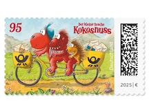 Der kleine Drache Kokosnuss mit seinen Freunden auf dem Postfahrrad