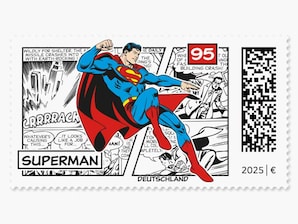 Superman schwebt vor Comic-Panels