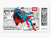 Superman schwebt vor Comic-Panels