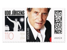 Zwei Porträtfotografien zeigen Udo Jürgens in jungen und in späteren Jahren