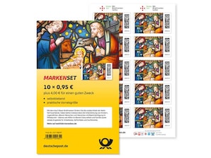 Darstellung von Christi Geburt auf einem Kirchenfenster in der Nikolaus Gallus-Kapelle im Regensburger Alumneum Haus der Kirche