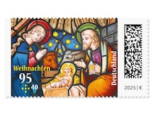 Darstellung von Christi Geburt auf einem Kirchenfenster in der Nikolaus Gallus-Kapelle im Regensburger Alumneum Haus der Kirche