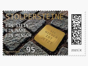 Pflastersteinflche mit einem Stolperstein in der Mitte mit der Aufschrift "Nie wieder ist jetzt"