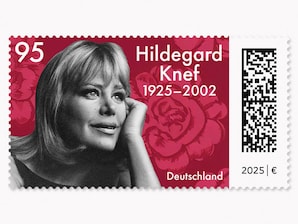 Portrt von Hildegard Knef vor roten Rosen