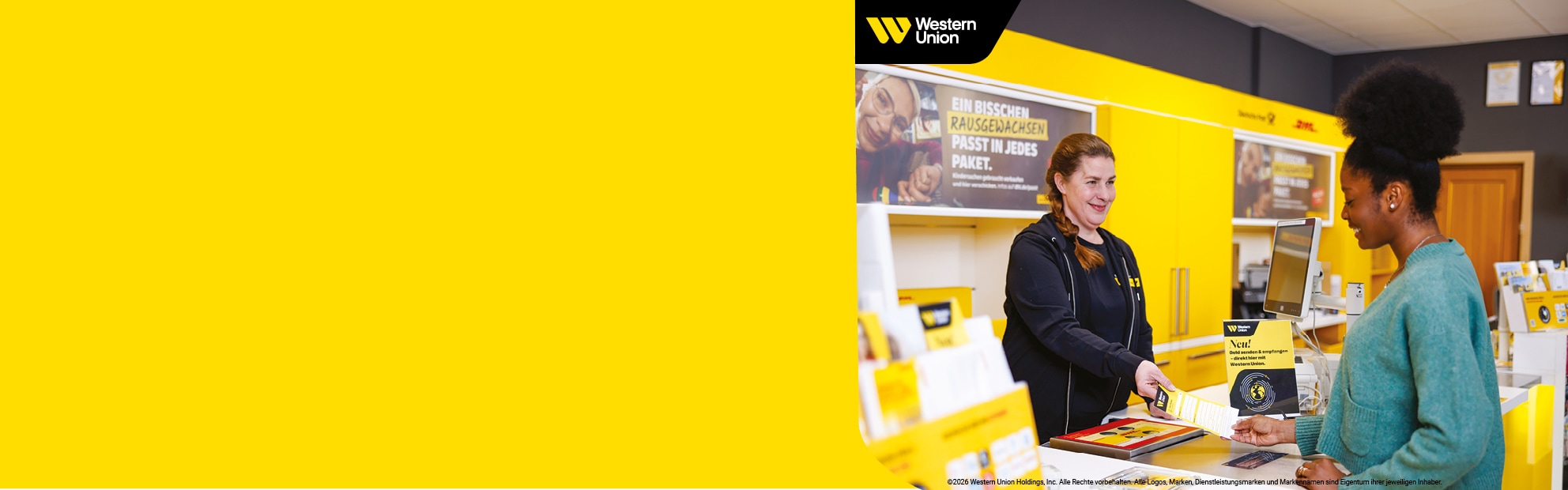 Bild mit Dame an einem Postschalter mit Logo von Western Union im Hintergrund 