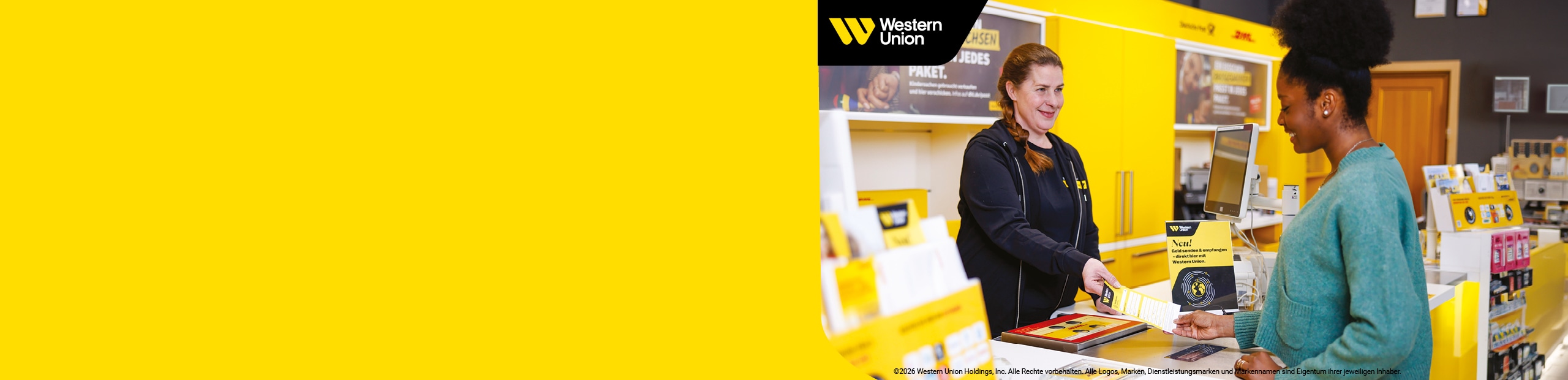 Bild mit Dame an einem Postschalter mit Logo von Western Union im Hintergrund 