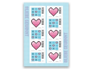 Interaktives Briefmarken-Set im Tic-Tac-Toe-Design mit verspielten Elementen in Blau