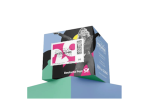 Rollenbox Helene Fischer - 20 Jahre mit Briefmarke, auf Podest.