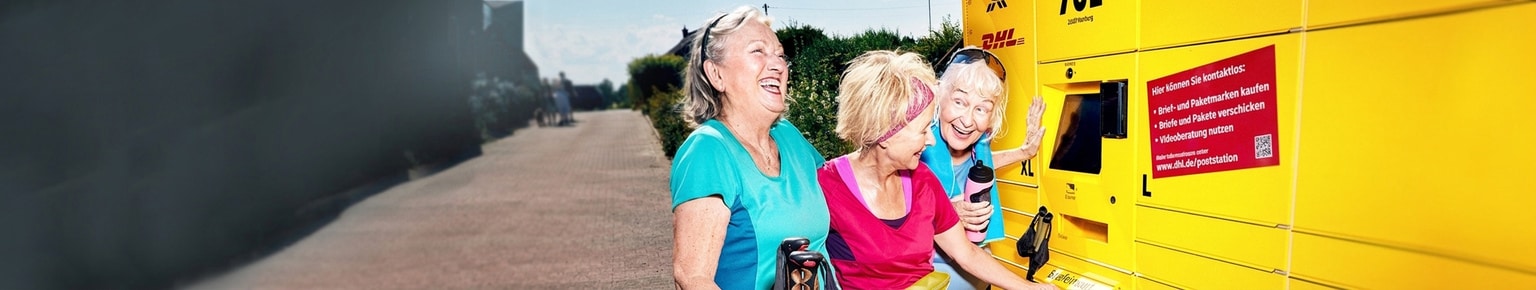 3 Frauen in Sportkleidung lachend vor Poststation